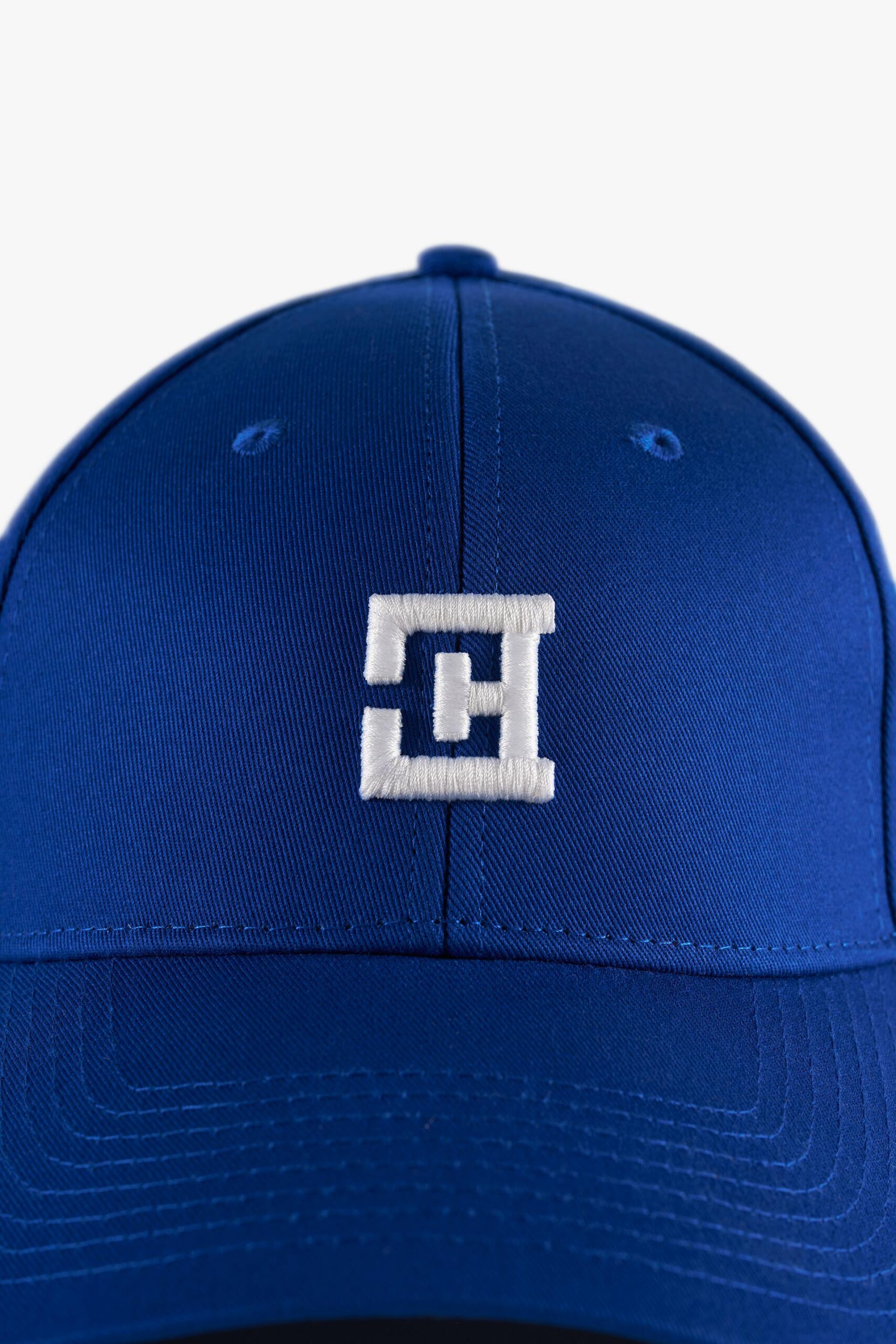Cappello con visiera blu dettaglio del ricamo