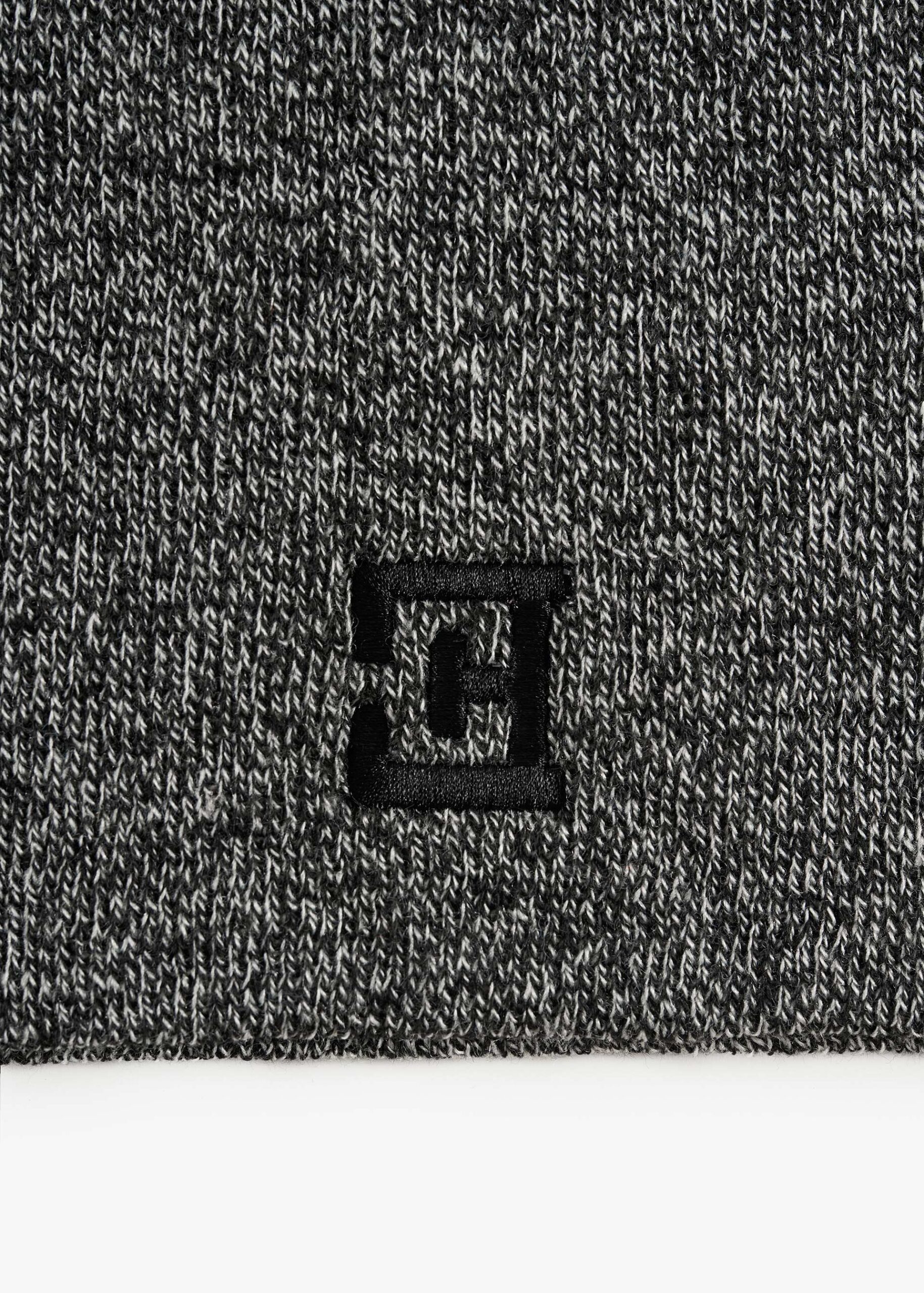 Cappello grigio dettaglio del ricamo