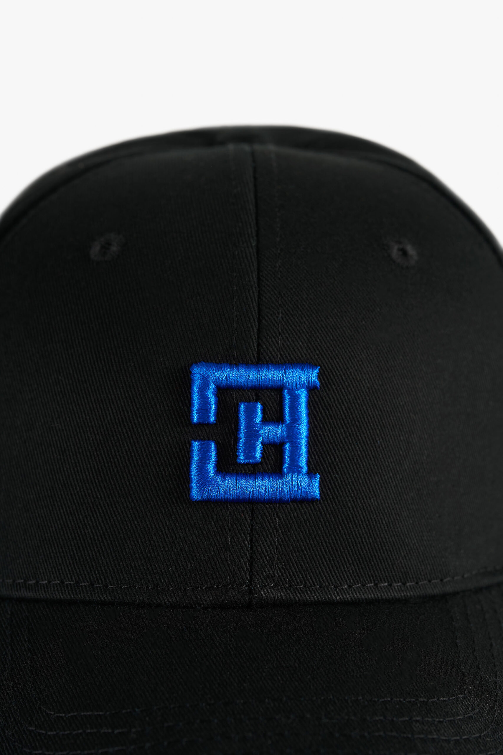 Cappello con visiera nero e blu dettaglio del ricamo
