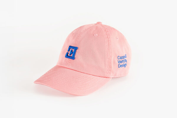 Cappello con visiera rosa e blu