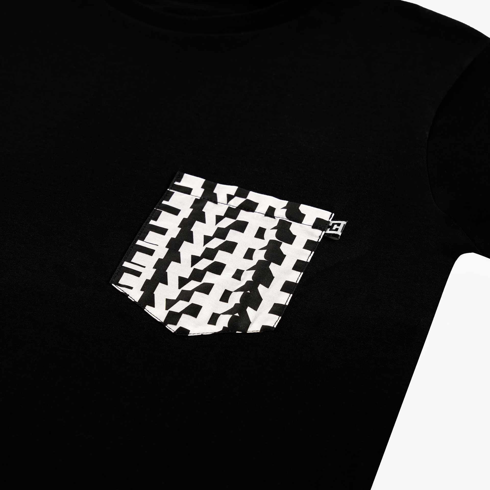 T-shirt nera dettaglio della tasca